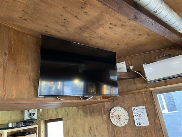 大阪・十三のまるたけ屋上秘密基地にテレビが設置されました。